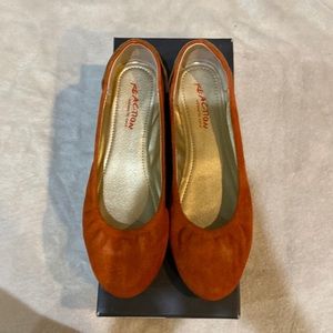 Women’s Kenneth Cole Reaction ballet flats size 7. In great condition orange